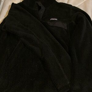 Black women’s pullover Patagonia.